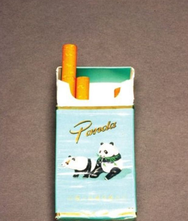 1988年，人大會議上鄧小平正要抽菸，收到陌生紙條：請你不要吸菸