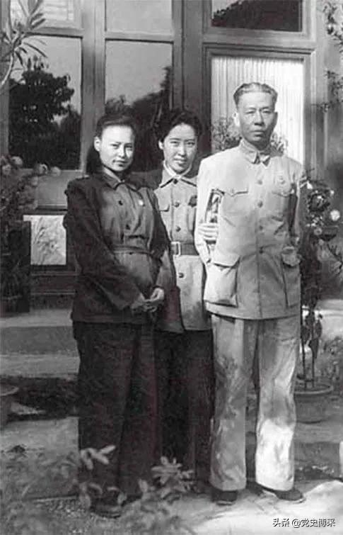 毛澤東為什麼只把中央軍委和中宣部帶進了中南海?林彪稱其為槍桿子和筆桿子,一手抓武裝一手抓宣傳 毛澤東為什麼只把中央軍委和中宣部帶進了中南海?林彪稱其為槍桿子和筆桿子,一手抓武裝一手抓宣傳