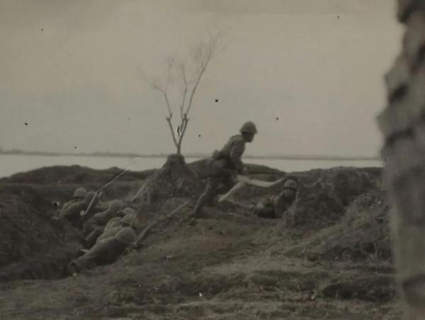 鬼子發動刺刀戰，遠征軍根本不理，直接用爆破鋼珠轟擊鬼子