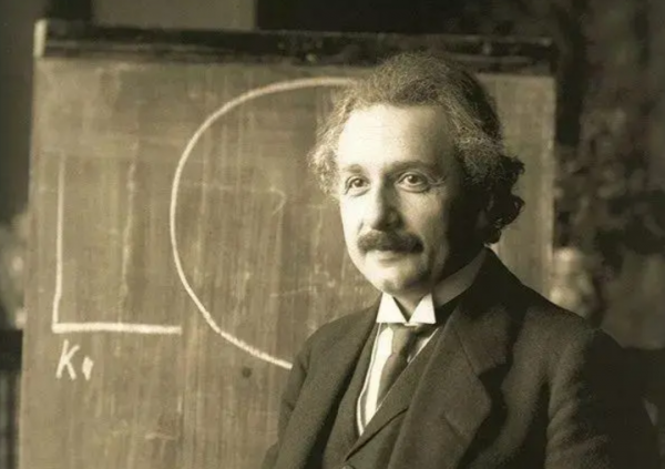 愛因斯坦是如何在原子彈發明前,知道原子核內蘊含著巨大能量的? 愛因斯坦是如何在原子彈發明前,知道原子核內蘊含著巨大能量的?