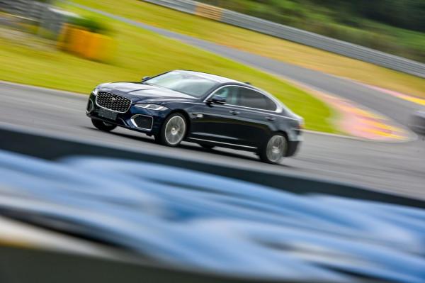 開著一臺豪華中大型轎車上賽道，我直呼“刺激”