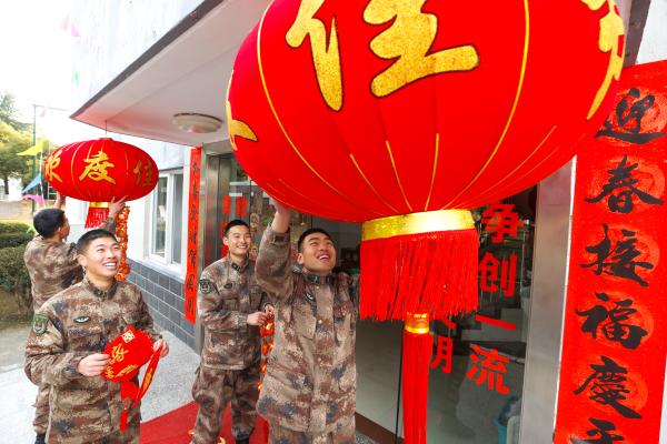 掛燈籠、貼窗花、舞龍舞獅，陸軍官兵喜迎新春