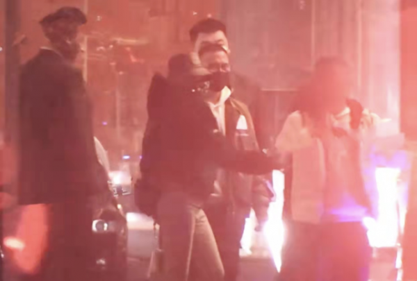 章子怡在汪峰身邊就變小女人！穿基礎裝氣質照樣出眾，比心太可愛