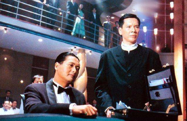 向華強夫婦現身機場被拍!向太一件外套六萬塊,拉衣領擋臉好害羞 向華強夫婦現身機場被拍!向太一件外套六萬塊,拉衣領擋臉好害羞