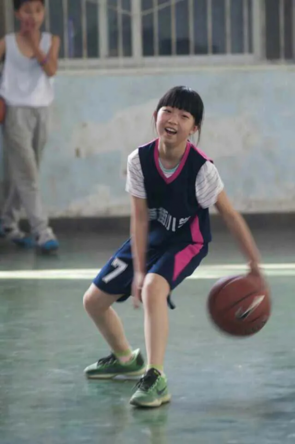 楊舒予喊話楊紫一起練籃球，誰說這項運動不適合女生？