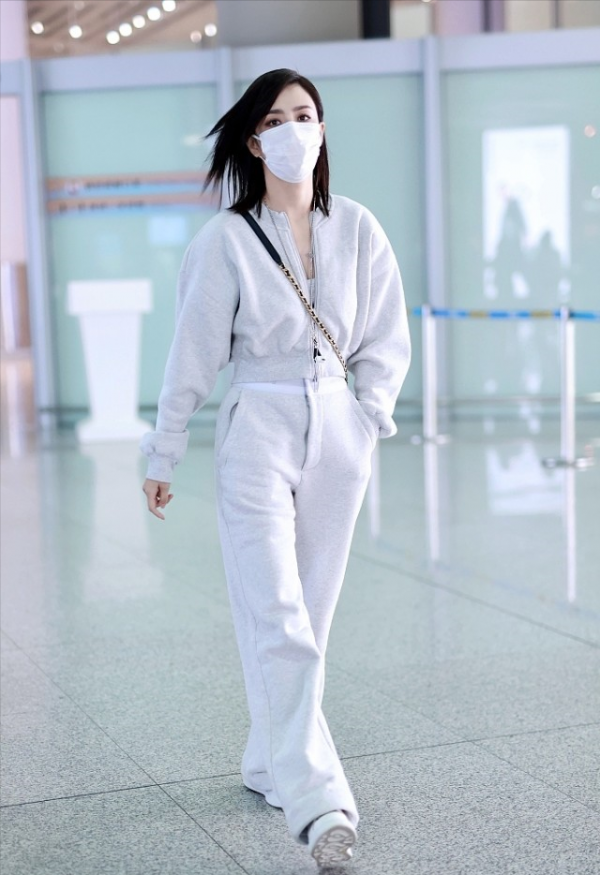 佟麗婭越穿越年輕了，這三組搭配時髦減齡，造型看著就很舒服