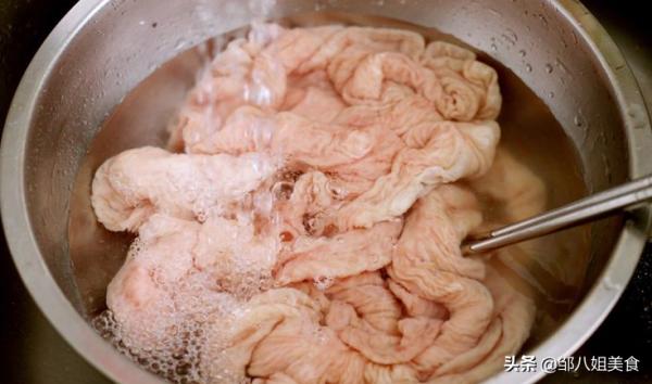 清洗豬大腸，巧用一招，洗得乾乾淨淨，無異味，爆炒滷煮都好吃