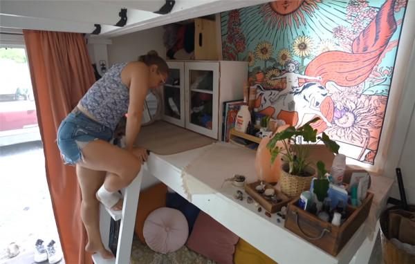 她低價買下10㎡“迷你房”，蝸居日子轉眼已1年，網友：自得其樂