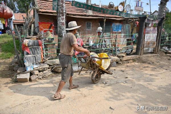 76歲大爺有奇才,一生不娶老婆,牆上寫滿文字,內心世界無人能懂 76歲大爺有奇才,一生不娶老婆,牆上寫滿文字,內心世界無人能懂