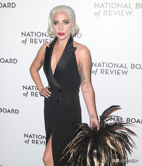 Lady Gaga:手提雞毛撣拗造型氣場沖天,白色復古髮髻滿滿名媛感 Lady Gaga:手提雞毛撣拗造型氣場沖天,白色復古髮髻滿滿名媛感