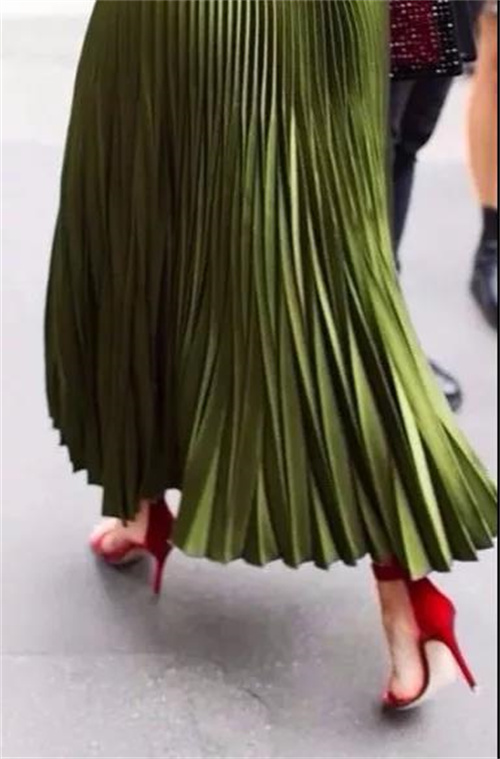 以為很醜，是因為我們只知道一種紅，和一種綠