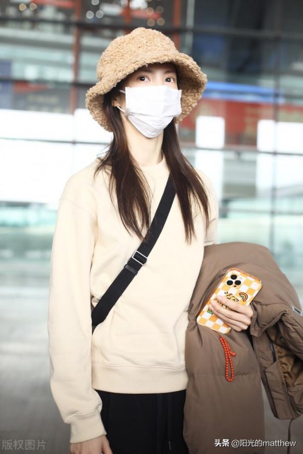 金晨身穿米色休閒裝出行身形苗條似紙片人