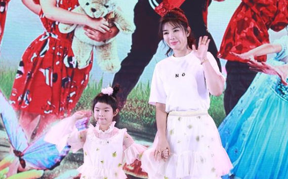 黃奕跟女兒小芊玲同臺，穿母女裝宛如小公主，遺傳了媽媽的高顏值