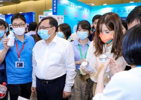 網友偶遇章澤天聚餐，素顏普通還沒路人漂亮，但氣質高貴優雅