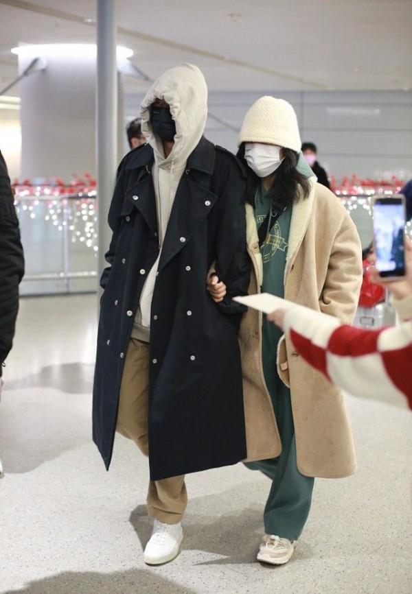 謝娜張傑風波後首現身！久違露面變低調，穿大衣走機場不再露臉