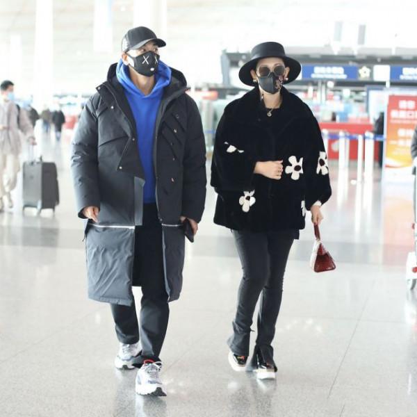 趙文卓夫婦走機場，厚重的羽絨服造型像路人，妻子打扮貴氣又時尚