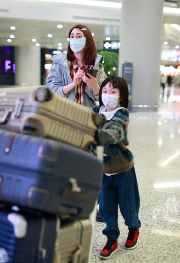 洪欣母女過新年,她偷戴女兒髮卡扮嫩,女兒愛美穿一件凍得直縮手 洪欣母女過新年,她偷戴女兒髮卡扮嫩,女兒愛美穿一件凍得直縮手