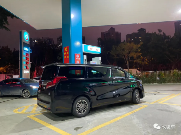 未成年高中生打造素雅埃爾法,全身名牌改件加起來超過16萬 未成年高中生打造素雅埃爾法,全身名牌改件加起來超過16萬