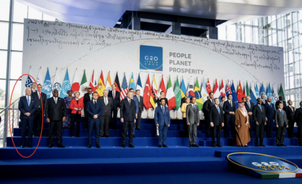 從側門進去，未進行碰肘禮，王毅與布林肯的“羅馬會晤”值得細品