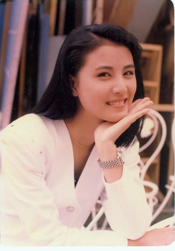 周海媚：2段情史，36歲為小7歲男友定居北京，55歲堅持不婚