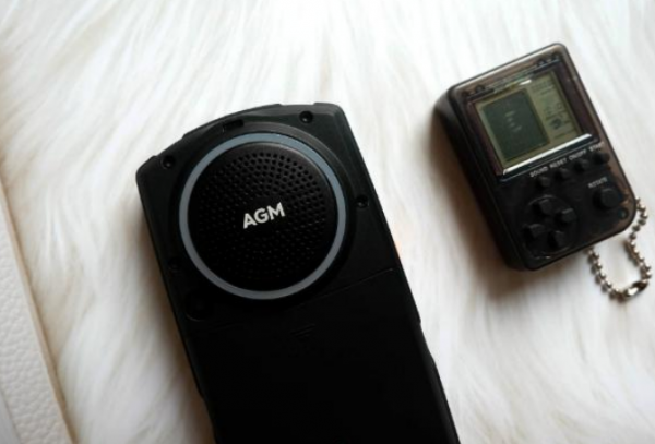 想給老媽買老年機，對比了好多，還是入手了AMG，有缺點但很滿意