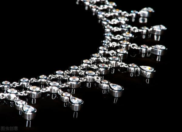 112顆鑽石!被送上斷頭臺的法國王后,她的鑽石手鐲2.31億落槌 112顆鑽石!被送上斷頭臺的法國王后,她的鑽石手鐲2.31億落槌