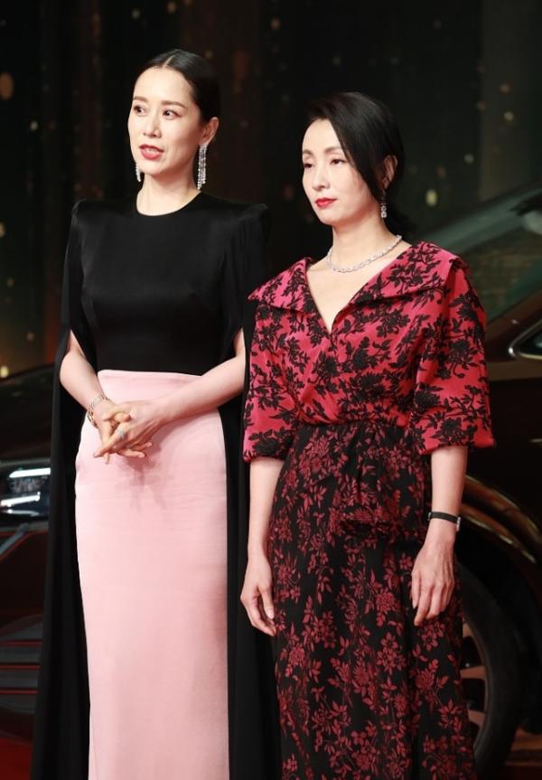 相差5歲的海清和陶虹,穿搭得體舉止優雅,快50也依舊有韻味 相差5歲的海清和陶虹,穿搭得體舉止優雅,快50也依舊有韻味