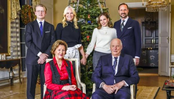王室接連發布聖誕照,劍橋家著裝成槽點,盧森堡成第一萌娃流量體 王室接連發布聖誕照,劍橋家著裝成槽點,盧森堡成第一萌娃流量體