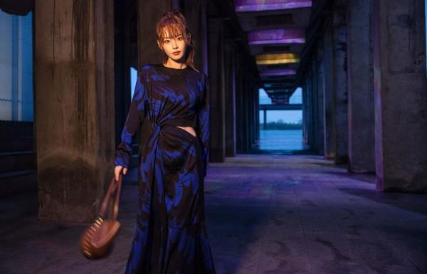 張嘉倪藍黑禮服秀小蠻腰 扎高馬尾清爽活力笑容甜美 張嘉倪藍黑禮服秀小蠻腰 扎高馬尾清爽活力笑容甜美