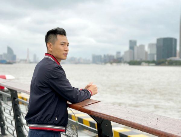 央視著名主播何巖柯：父親是工程院院士，他以孝心陪母親抗癌