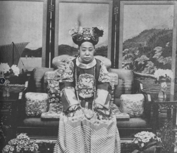 1946年,吉林一監獄發現一具病死女屍,獄方登記:40歲的末代皇后 1946年,吉林一監獄發現一具病死女屍,獄方登記:40歲的末代皇后