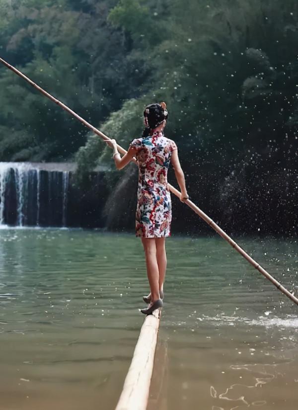 7歲苦練水上漂17年，“一竹渡江”火到國外驚豔老外，楊柳憑什麼