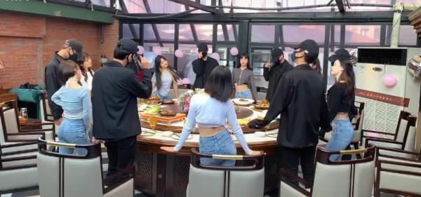 一群女生聚餐，圍著飯桌跳舞，這類影片火起來，來龍去脈是這樣