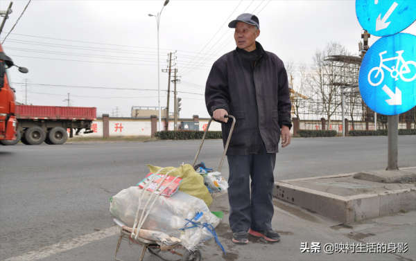 他年輕時拋家棄子，年老後一身病痛，卻找上了三十年沒聯絡的兒子