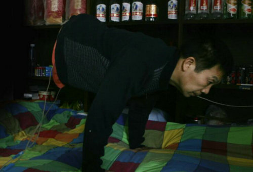 04年彭水林因車禍被“削”為78釐米，妻子不離不棄，今小孫女在手