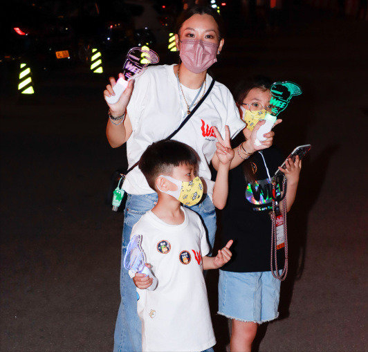 鄭中基9月17日攜妻子見粉絲,不及前妻阿SA漂亮,2孩子是路人臉 鄭中基9月17日攜妻子見粉絲,不及前妻阿SA漂亮,2孩子是路人臉