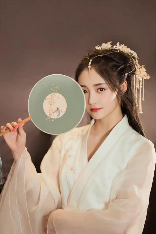 周潔瓊白皙透亮，水潤光澤，明豔動人，楚楚可人