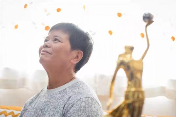 端茶倒水28年獲金像獎，成龍劉德華為她站臺，打工人蓮姐太厲害