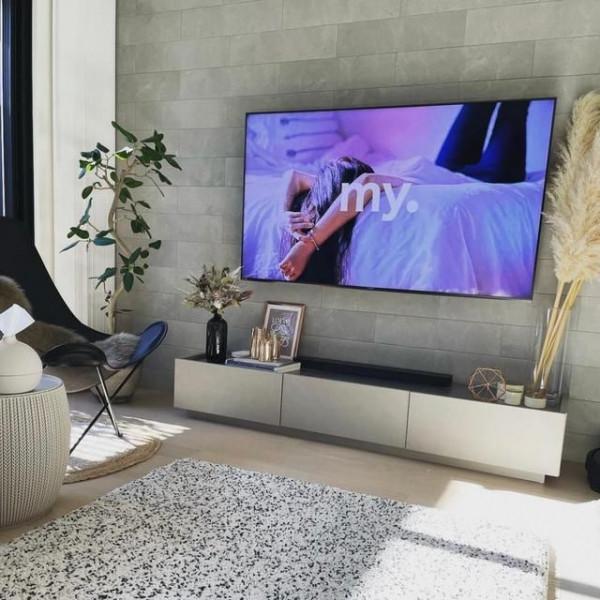 她家125平，全屋不豪華，但卻高階感十足，光一個陽臺就把人迷住