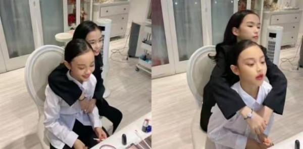 8歲甜馨正式出道“大換臉”!首拍時尚大片,穿皮衣簡直不敢認 8歲甜馨正式出道“大換臉”!首拍時尚大片,穿皮衣簡直不敢認