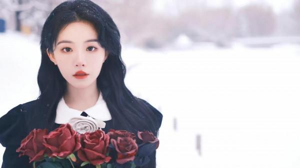 喻言最新玫瑰雪景大片 手拿玫瑰置身純白雪景，傳遞冬日浪漫