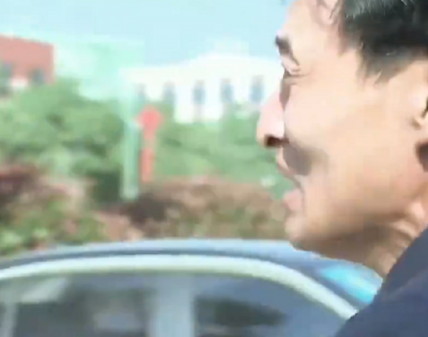 妻子在工地搬磚養活一家人，男人離家10年不管不顧，現又老又病希望得到家人照顧