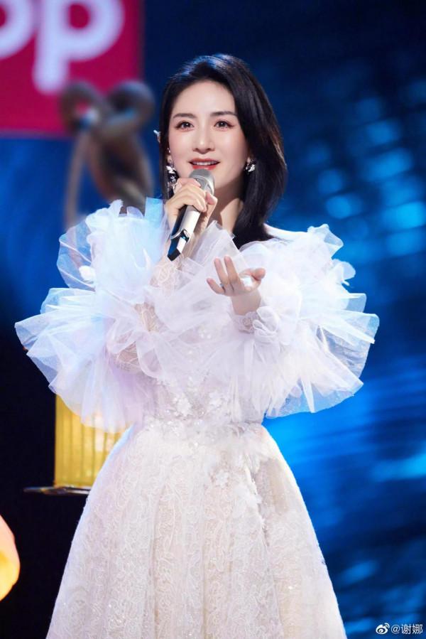 謝娜轉型當歌手，造型變得溫婉賢淑