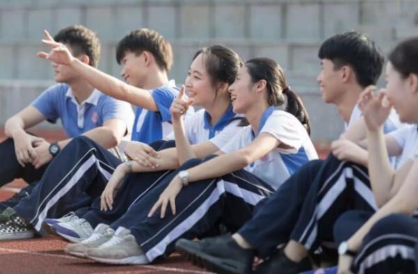 初中是學霸,為何到了高中卻開始掉隊?資深高中老師道出實情 初中是學霸,為何到了高中卻開始掉隊?資深高中老師道出實情