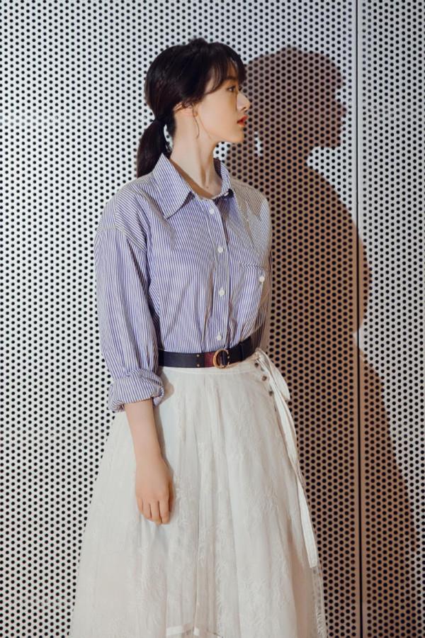 袁冰妍哪像28歲的人，藍色襯衫+白紗裙，清新得宛如初戀女孩