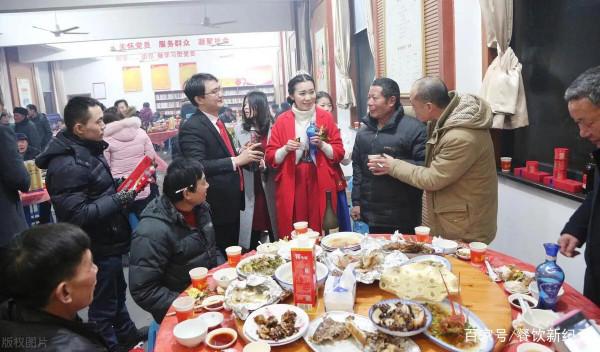 朋友結婚隨禮800，吃酒席時，當大媽掏出塑膠袋的那一刻，我慌了