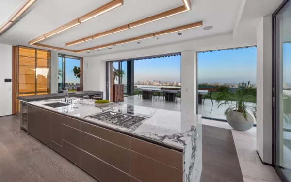 售價5.5 億的別墅，耗時7年重建，升降 DJ 臺把豪宅氛圍拉滿