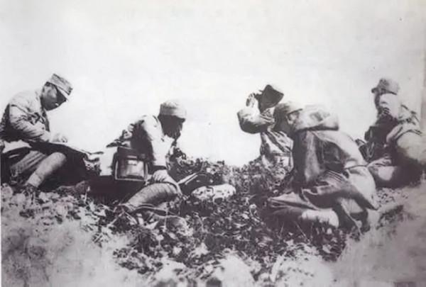 80門火炮齊轟,林彪一線督戰,怒摔望遠鏡:浪費炮彈 80門火炮齊轟,林彪一線督戰,怒摔望遠鏡:浪費炮彈