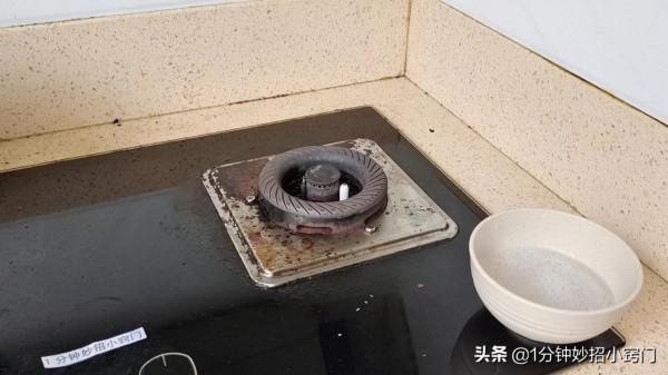燃氣灶上放塊肥皂，原來作用太厲害了，解決了不少人困擾的煩惱