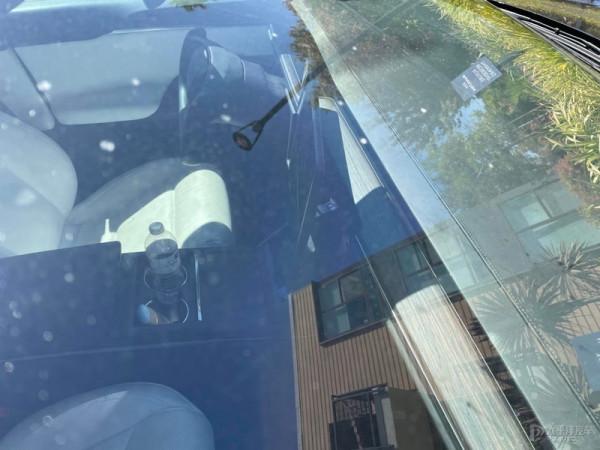 特斯拉Model S旋轉式中控屏曝光!可向左右兩側傾斜 特斯拉Model S旋轉式中控屏曝光!可向左右兩側傾斜